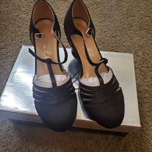 Ellie dancers sandals size 7 new in box $10